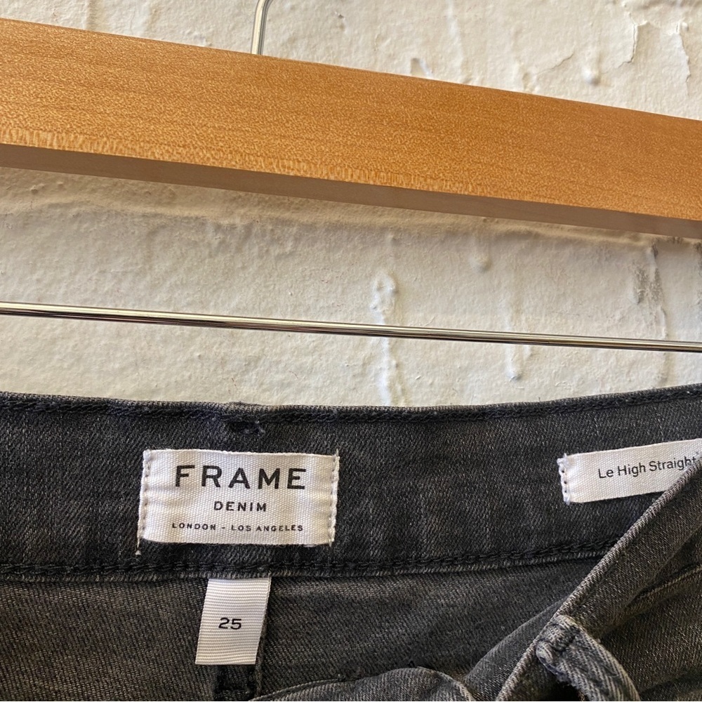 Frame Denim || Le High Straight Jeans in Tierra Washed Black 25 - Picture 4 of 8